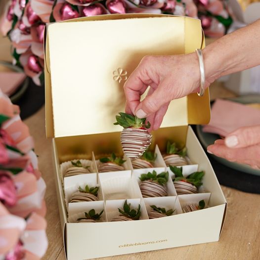 Fresh Fruit Gifts & Chocolate-Dipped Strawberries